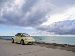 黄色い車と海