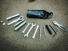 オートバイの車載工具の日干し