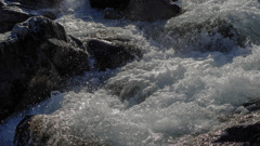 岩と水