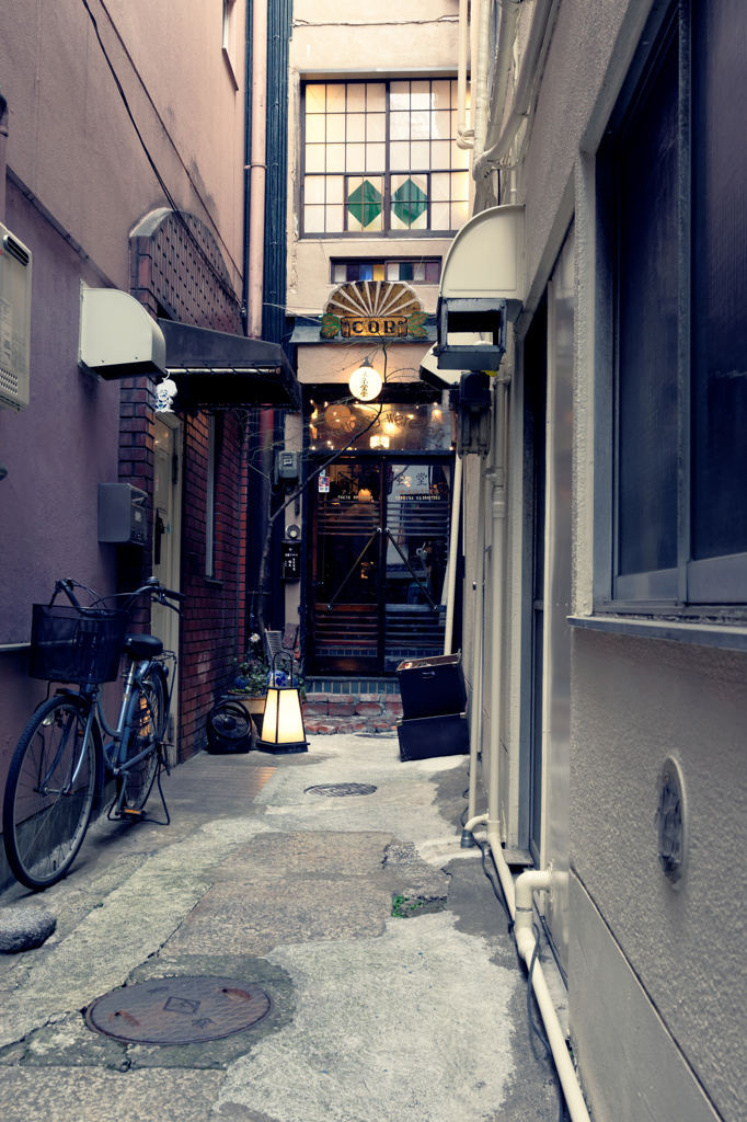路地先の古物店