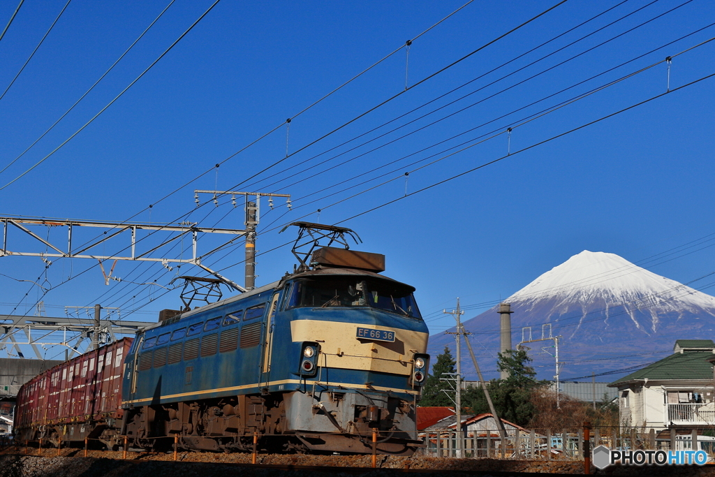 雲一つない富士山とEF66