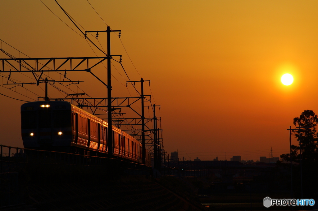夕焼けの中の列車②