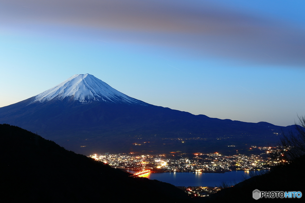 日の出前の富士山