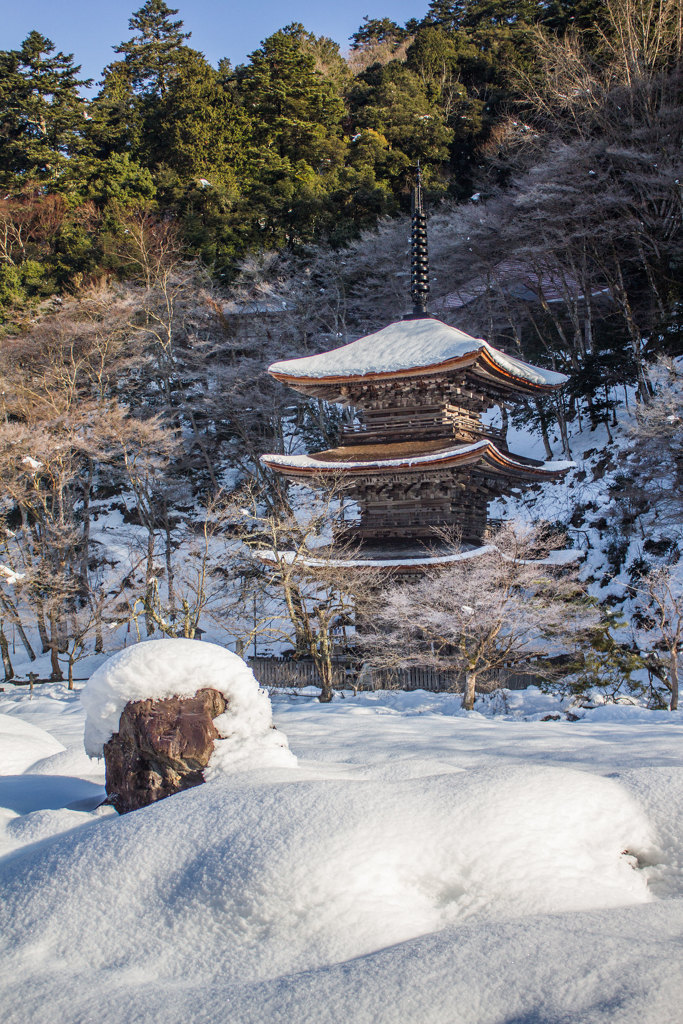 雪の金剛院三重塔
