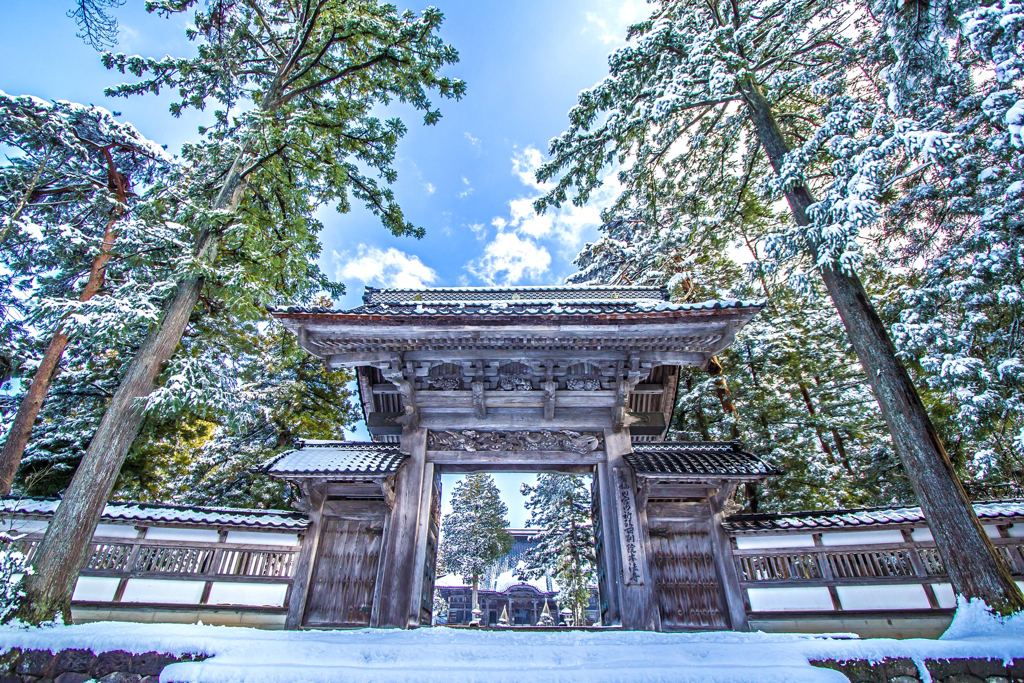 積雪の長松山本法寺山門