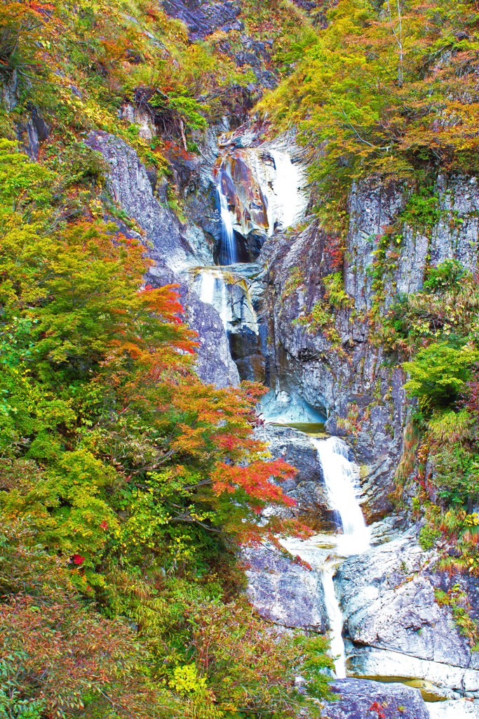 紅葉のかもしか滝