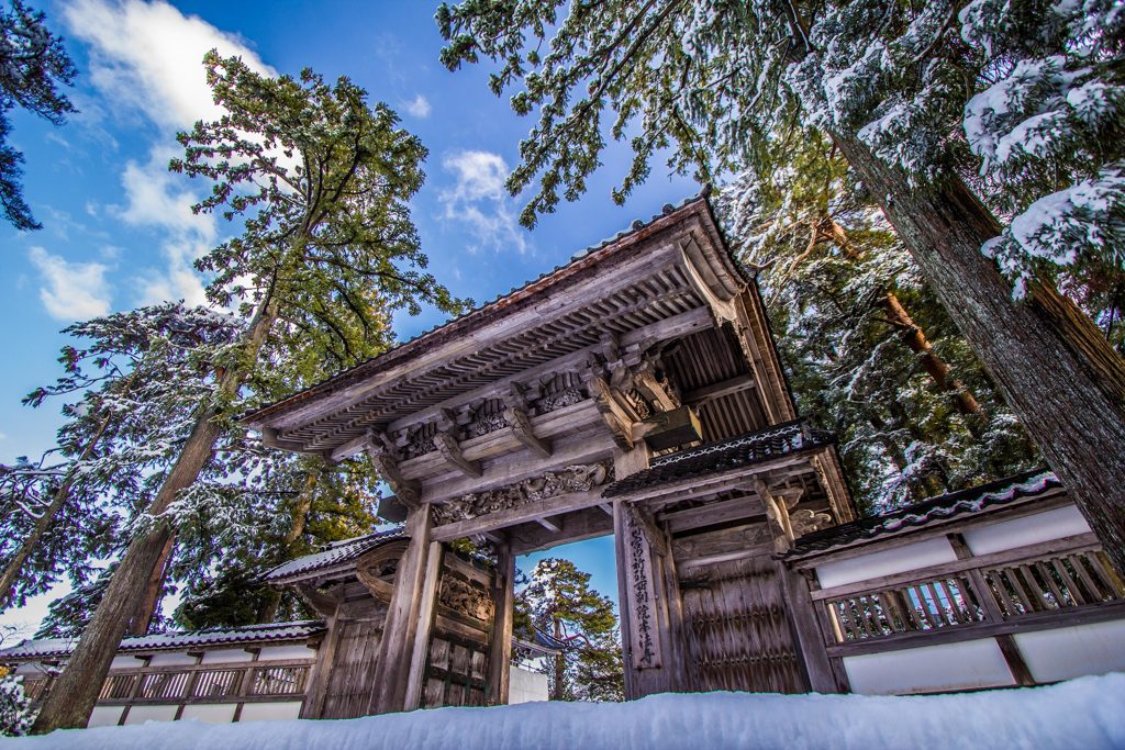 積雪の長松山本法寺山門