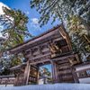 積雪の長松山本法寺山門