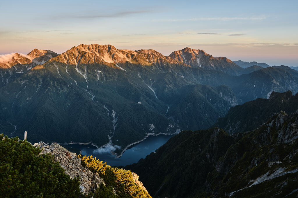 朝の立山と黒部湖