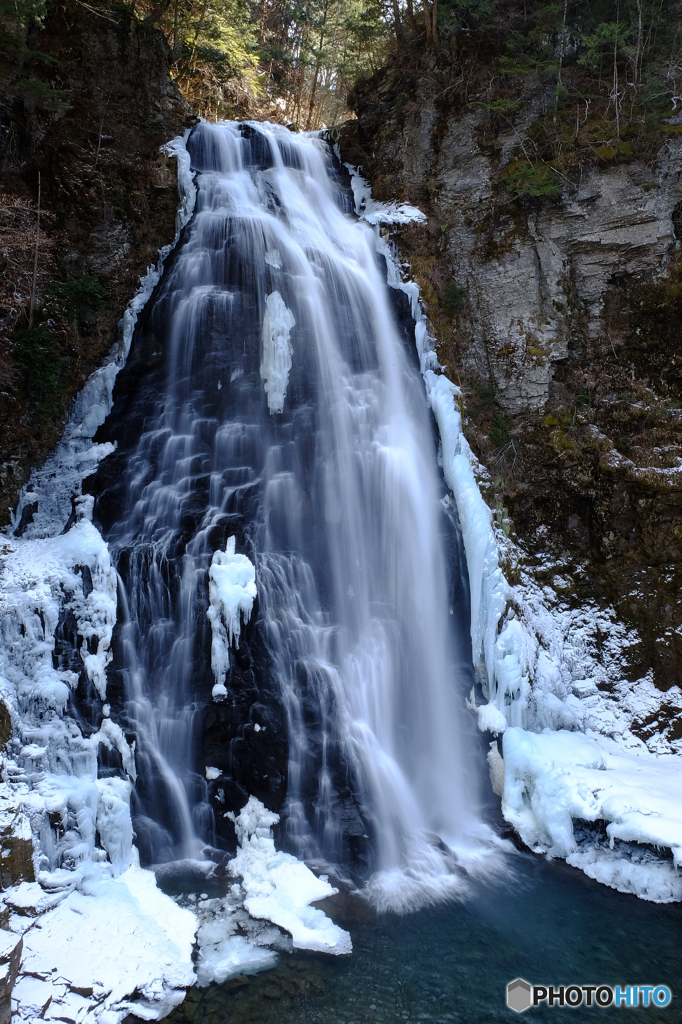 氷砕く滝