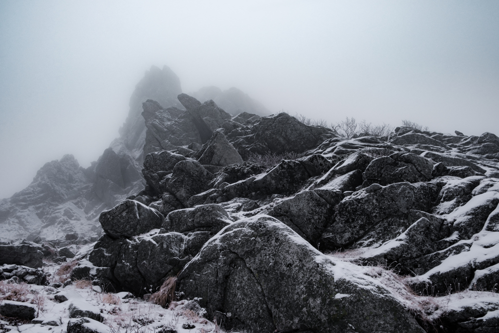 白い霧と黒い岩