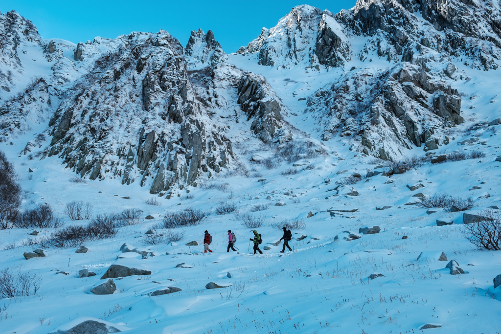 四人の登山者。