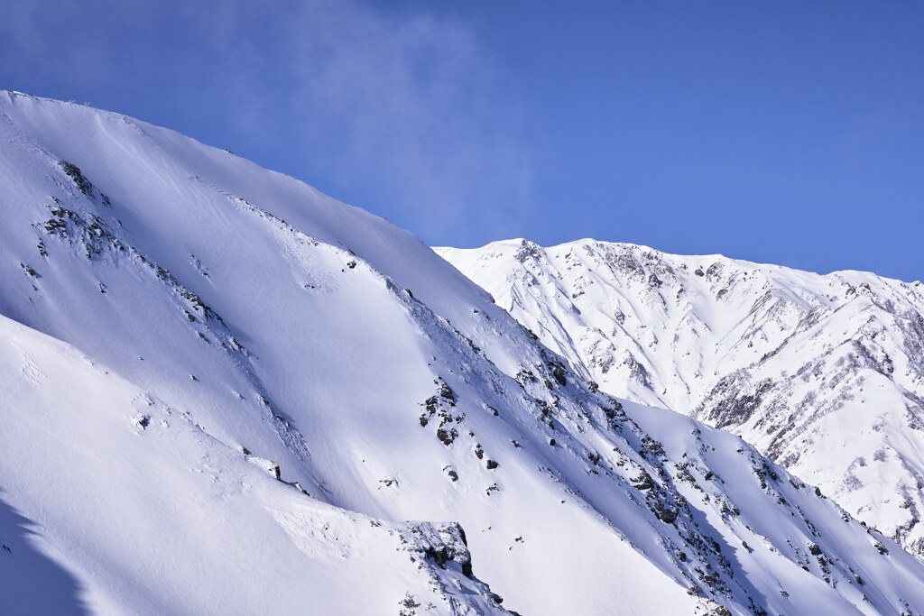 陰る雪面