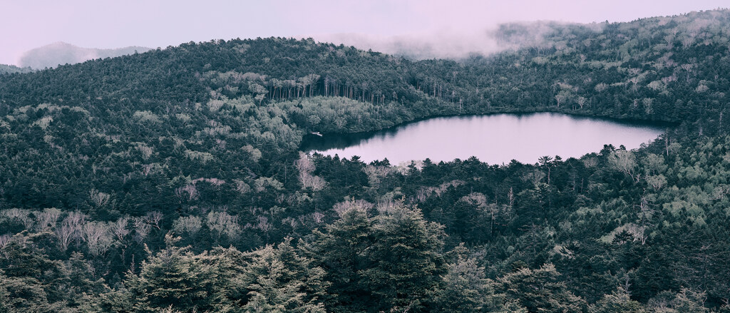 白駒池と流れる雲