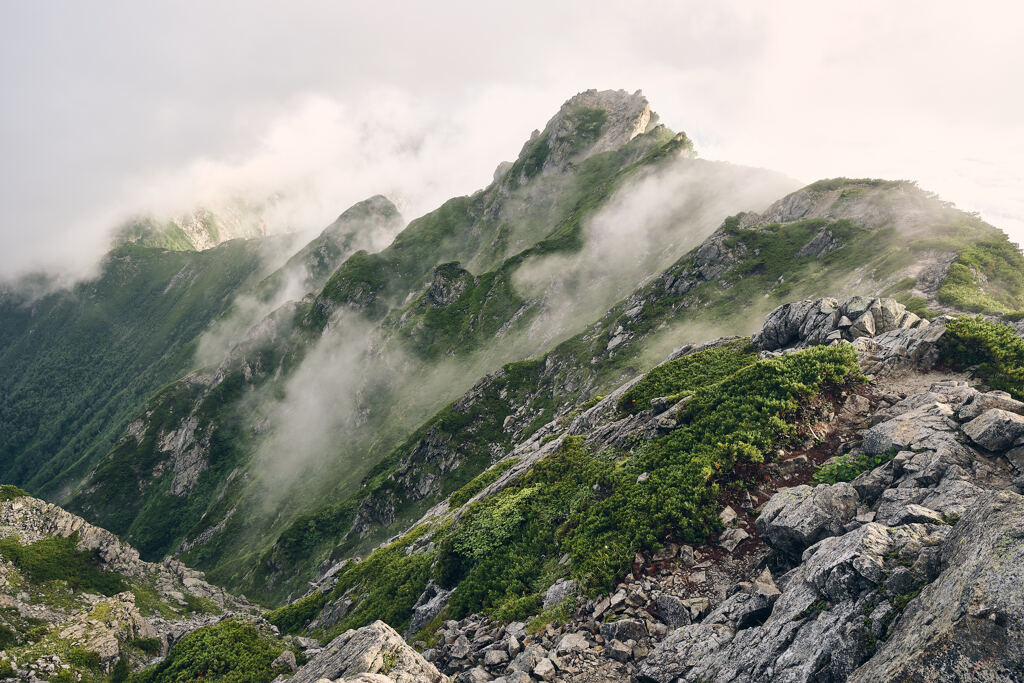 雲を割く山々