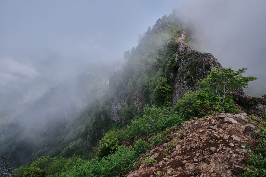 雲に塗れた岩