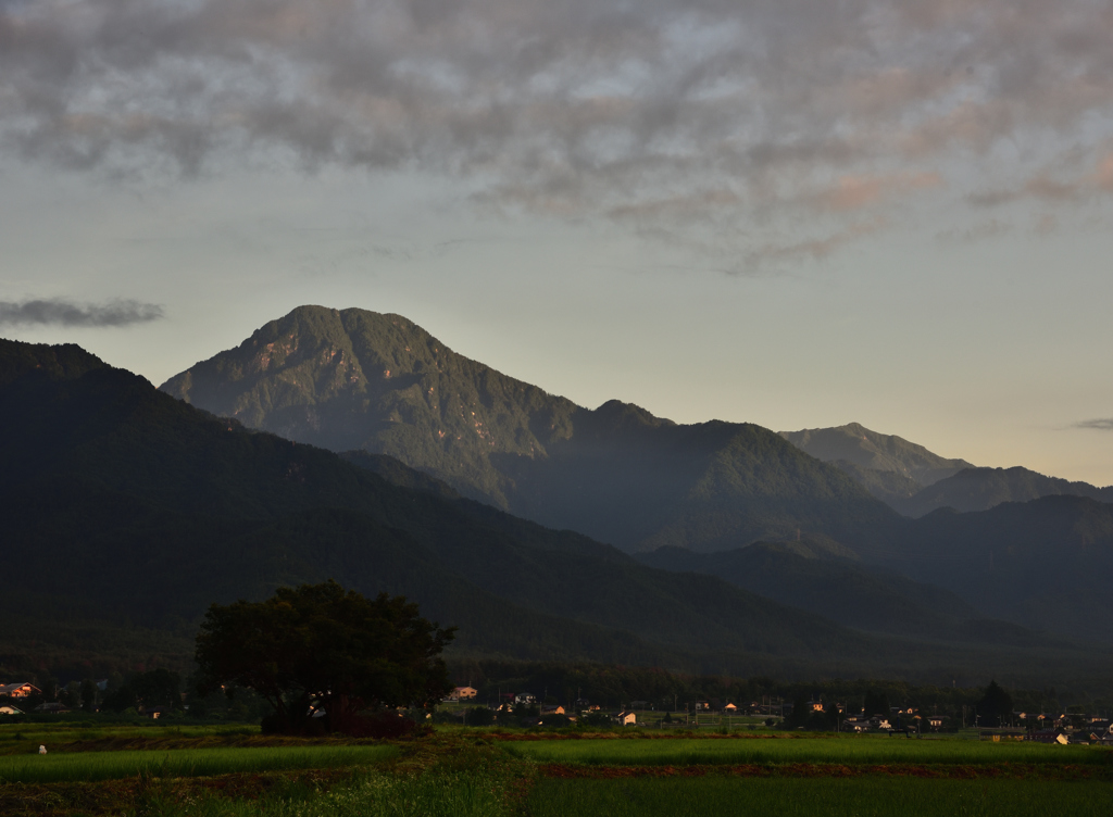 朝日を浴びて、有明山