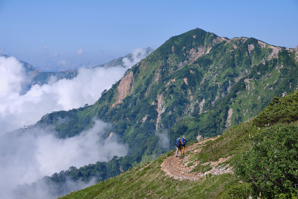 爺ヶ岳稜線の二人の登山者