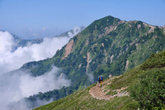 爺ヶ岳稜線の二人の登山者