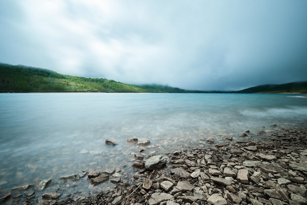 風雨の野反湖
