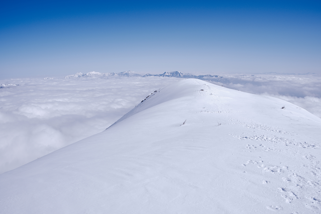 雪の丘の向こう
