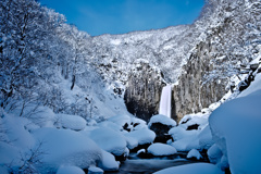 青空と雪と滝と