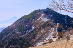 地蔵と観音、霞み富士