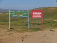 モンゴルの国立公園内に立つ看板