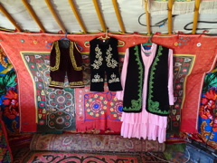 トルコ系カザフ民族の子供用民族衣装とカザフ刺繍