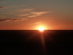 ゴビ砂漠の地平線に沈む夕日