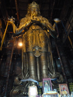 カンダン寺の大観音像