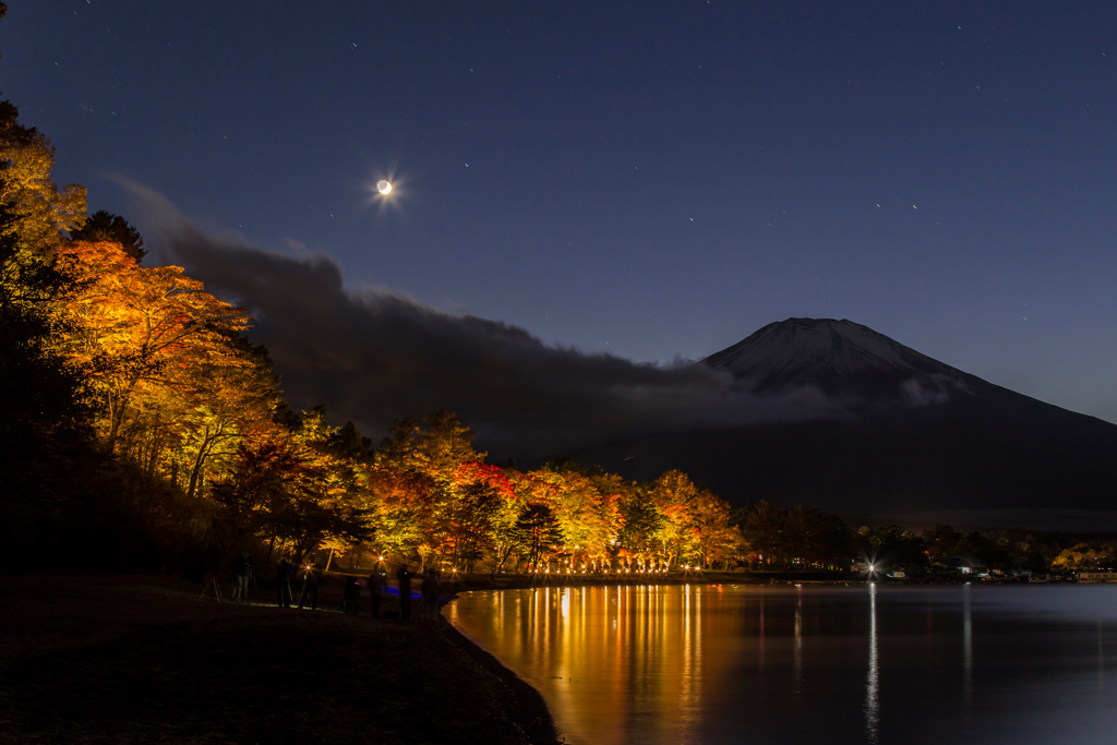 燃え上がる富士山麓