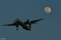 月と飛行機
