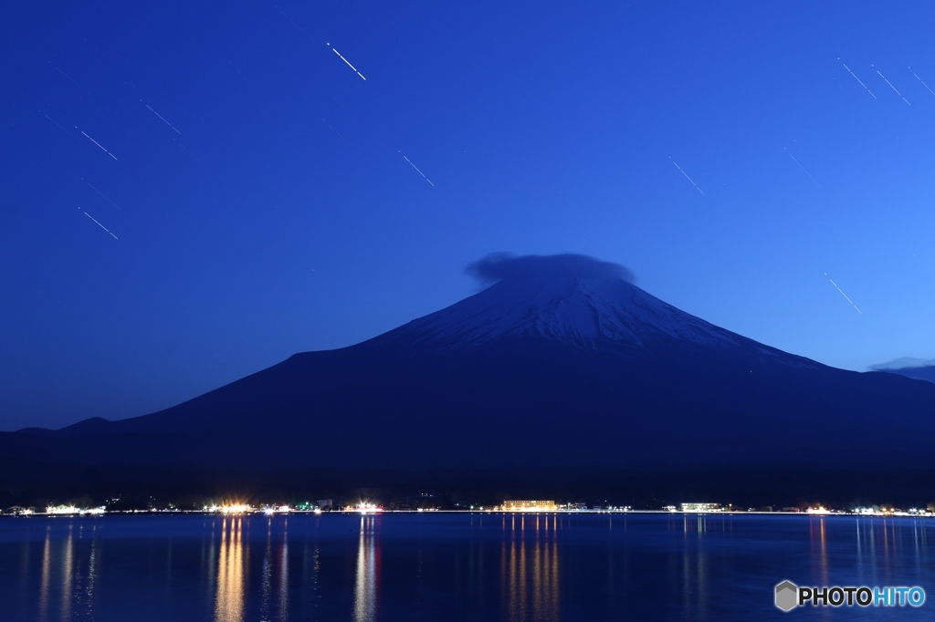 星降る夜（笠雲と富士）