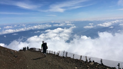 富士山　雲上を歩く