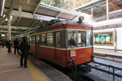箱根湯本駅と金時山