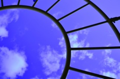 空を走るレール。