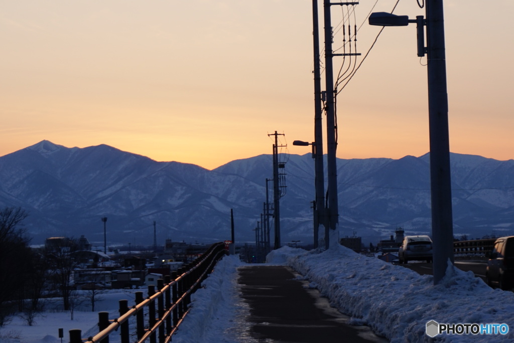 日高山脈と夕日