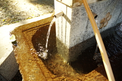 夕日の中の手水舎