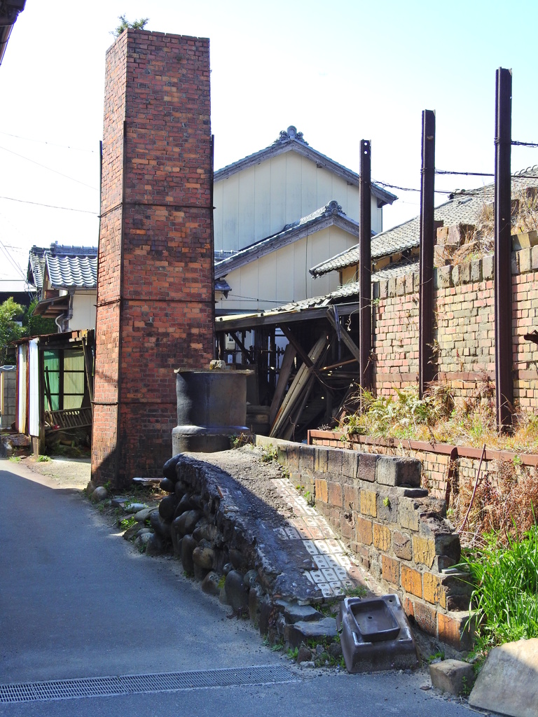 常滑の風景 - 廃窯と煙突