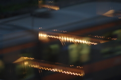 ガラスに写った階段の電飾