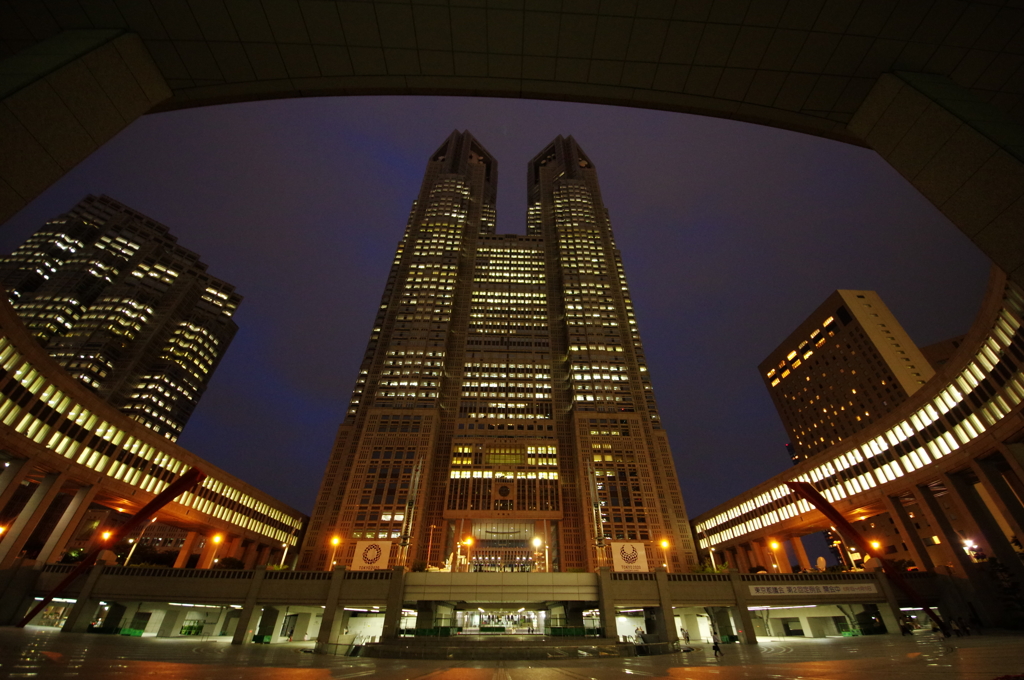暗雲たちこめる東京都庁（なんちて）３