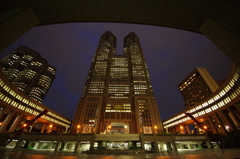 暗雲たちこめる東京都庁（なんちて）３