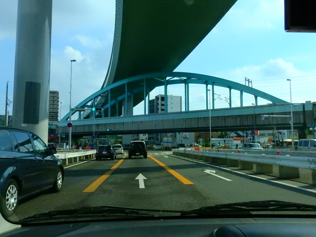 頭上の高速道路