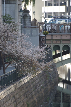 納屋橋のたもと