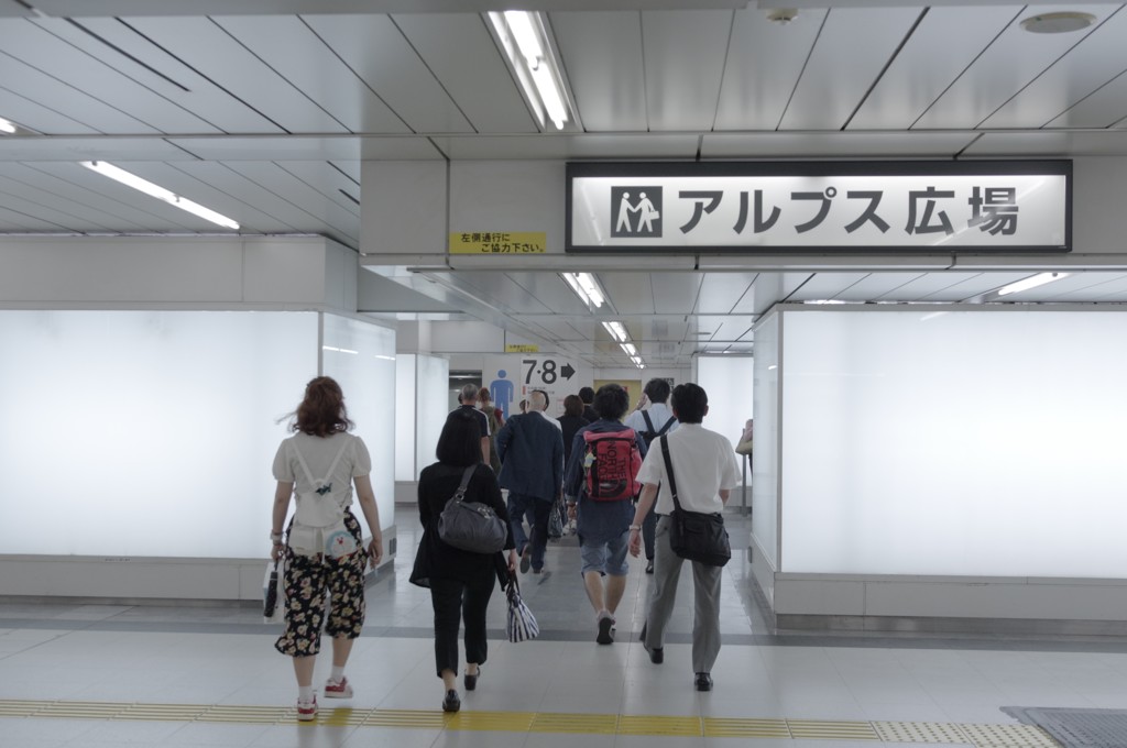 主なき白き面