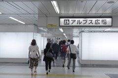 主なき白き面