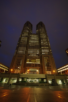 暗雲たちこめる東京都庁（なんちて）２
