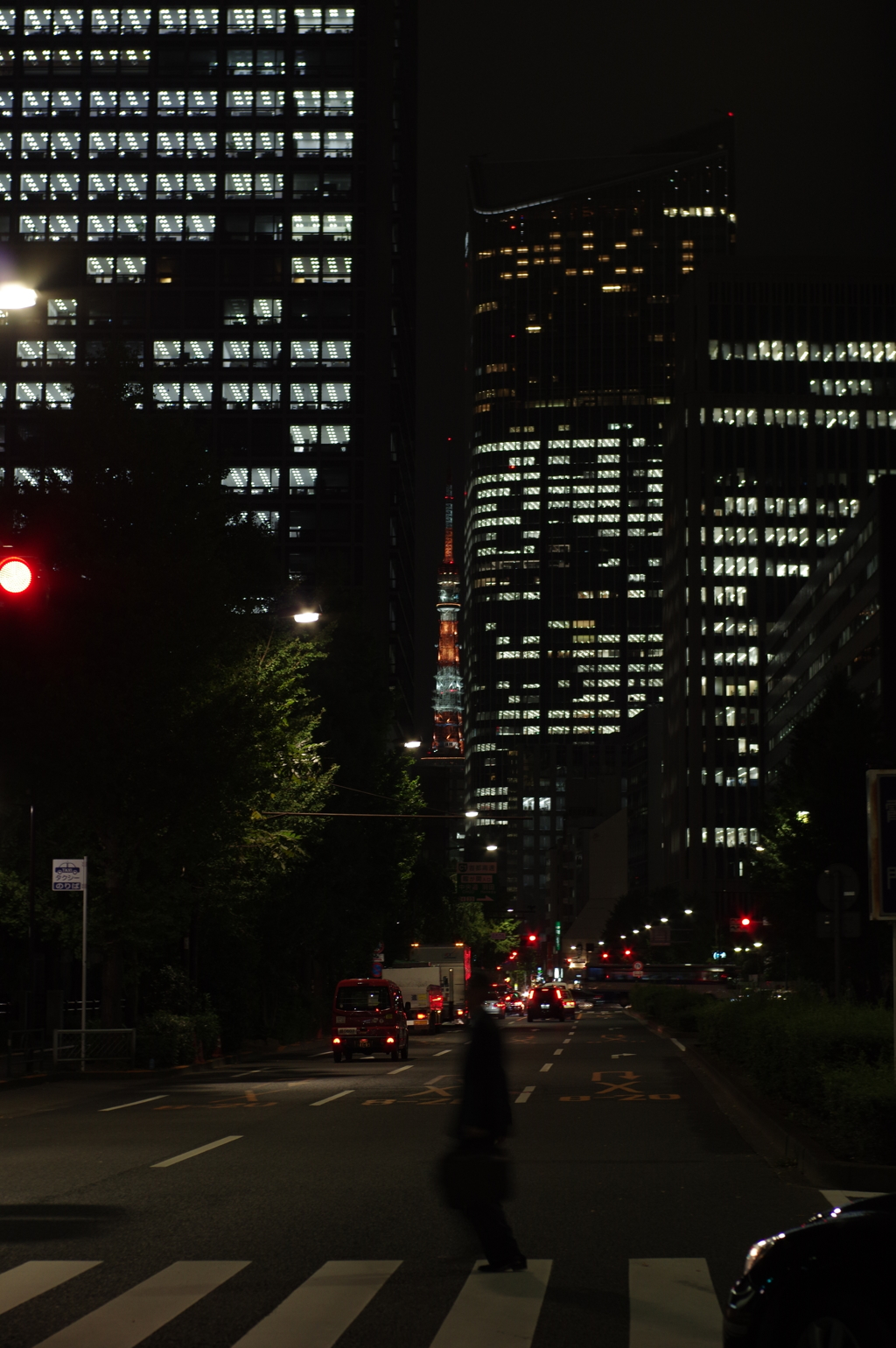 ビルの谷間の東京タワー@５０mm