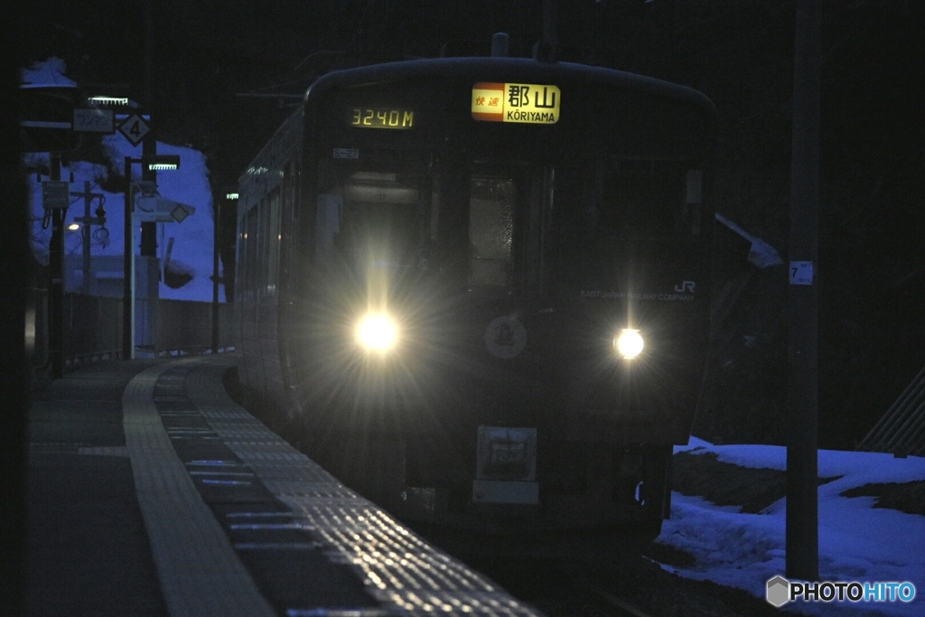 夕刻の磐越西線 フルーティア号